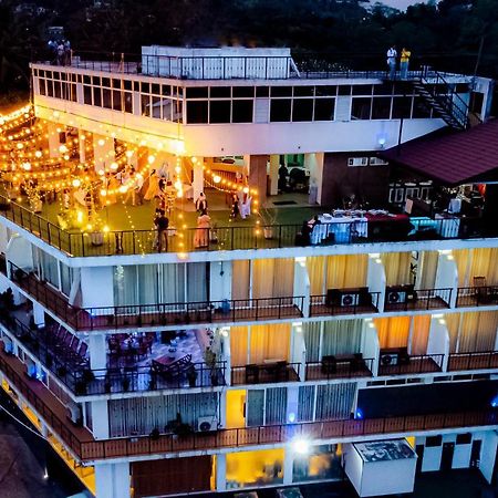 Sky View Grand Hotel Канди Екстериор снимка