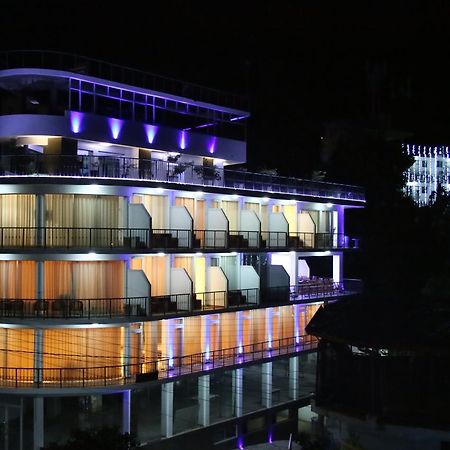 Sky View Grand Hotel Канди Екстериор снимка