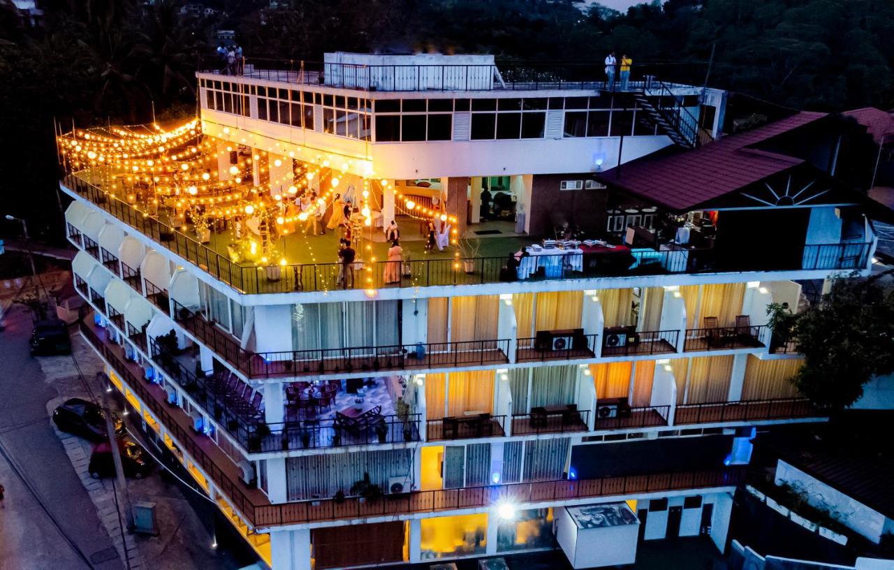 Sky View Grand Hotel Канди Екстериор снимка
